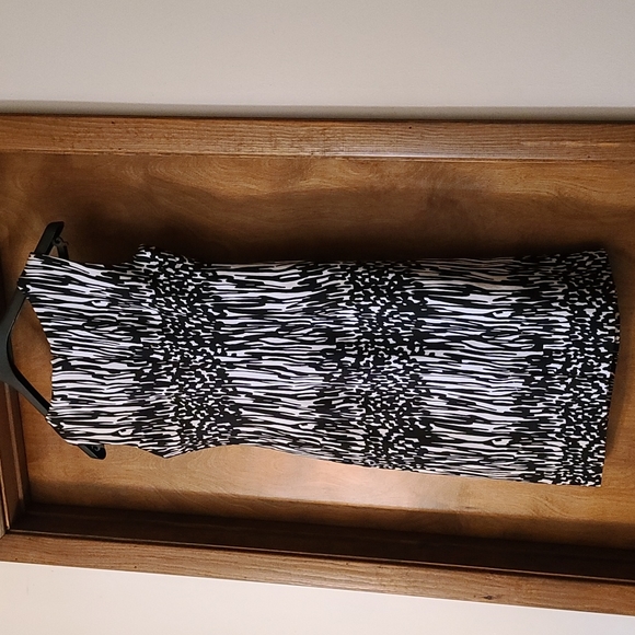 NWT Calvin Klein Black and White Printed Sheath Dress, Size 4 - Picture 4 of 8